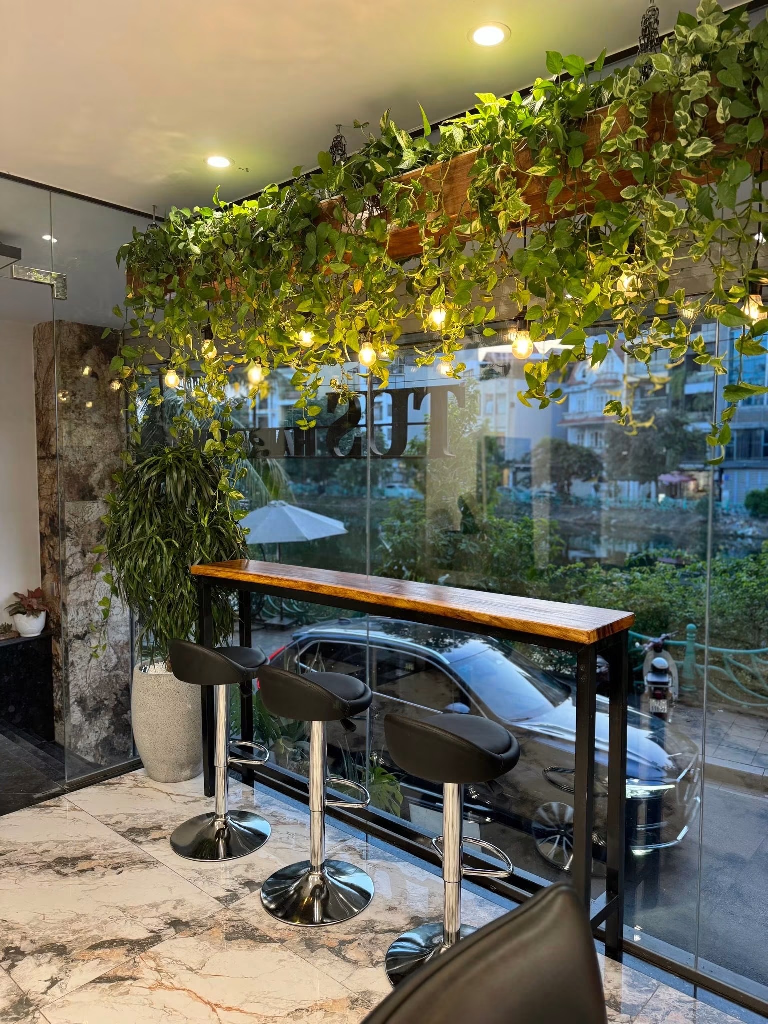 Không gian salon TUS Hair Studio nhìn ra cửa sổ
